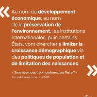  Sommes-nous trop nombreux sur la Terre ? Entre croissance démographique, changements climatiques et migrations, la question de la population mondiale traverse les décennies.